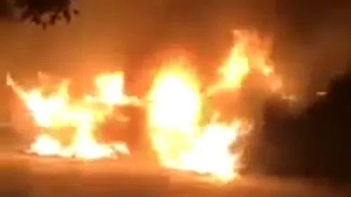 Cinci mașini incendiate de un piroman, la Galați. Pompierii au reușit să stingă focul - VIDEO