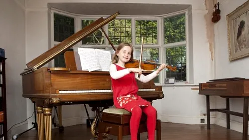 VIDEO. Ea este considerată micuța Mozart. La 7 ani, a compus prima sonată, cântă la pian și la vioară