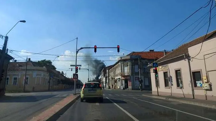 Incendiu izbucnit la o rulotă, pe un bulevard din Timișoara. O butelie aflată în interior a explodat (VIDEO)
