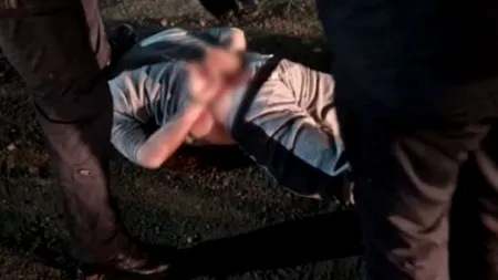 FOTO | Un bărbat din București a amenințat un șofer cu sabia, a distrus capota unei mașini și și-a amenințat cu moartea fosta cumnată. A fost prins după mai multe focuri de armă