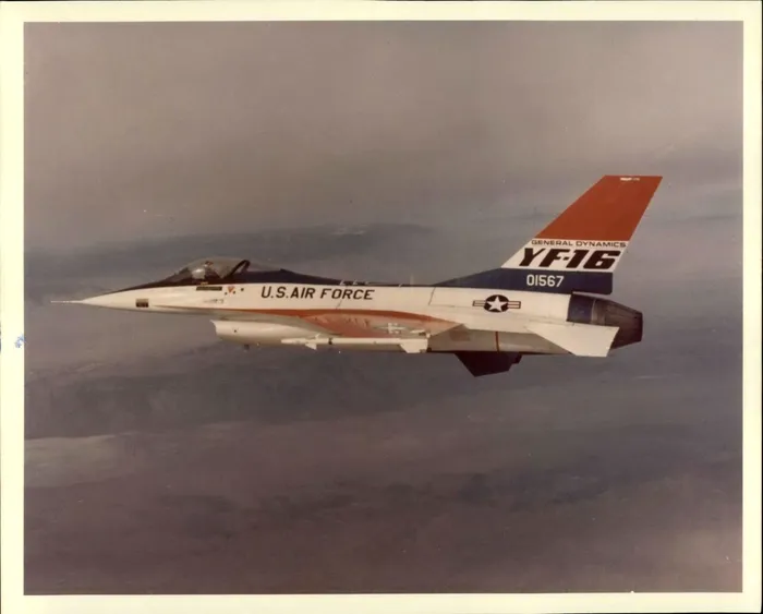 General Dynamics F-16 Fighting Falcon (foto din 1988) - Acest avion supersonic proiectat și fabricat din 1973, a fost testat pentru prima oară în 1974 și a fost introdus în aviația SUA în 1978, în timpul președinției lui Jimmy Carter. S-au fabricat 4.600 de exemplare de atunci. Din cele 2.145 care mai sunt operaționale în prezent, 20 vor fi în aviația Ucrainei până la finalul anului 2024. 