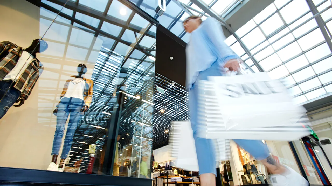 Românii iau cu asalt magazinele, de teama valului de scumpiri de la 1 august. Care sunt cele mai cumpărate produse