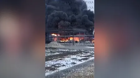 Mașini mistuite de flăcări la un showroom Renault, în apropiere de Kiev, după un bombardament rusesc cu drone