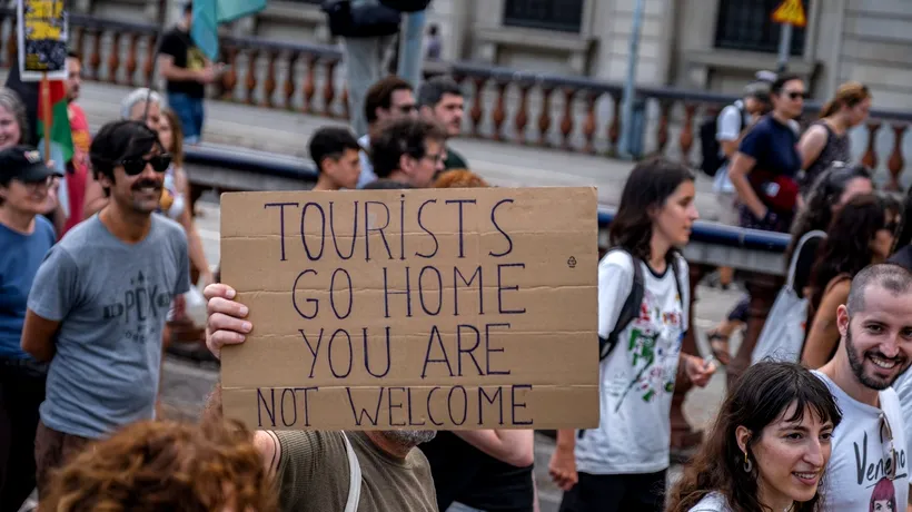 PROTESTE de amploare la Barcelona, împotriva turismului masiv: „Ajunge! Să punem limite!”