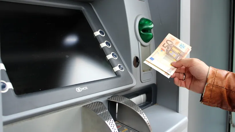 Un bucureștean a găsit 7.500 de euro „uitați” în fanta pentru depuneri a unui bancomat