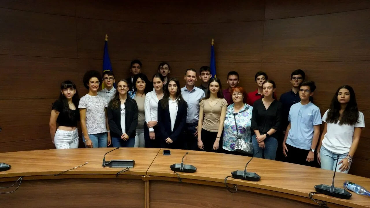 COMUNICAT: Primarul Robert Negoiță a premiat elevii de top din Sectorul 3