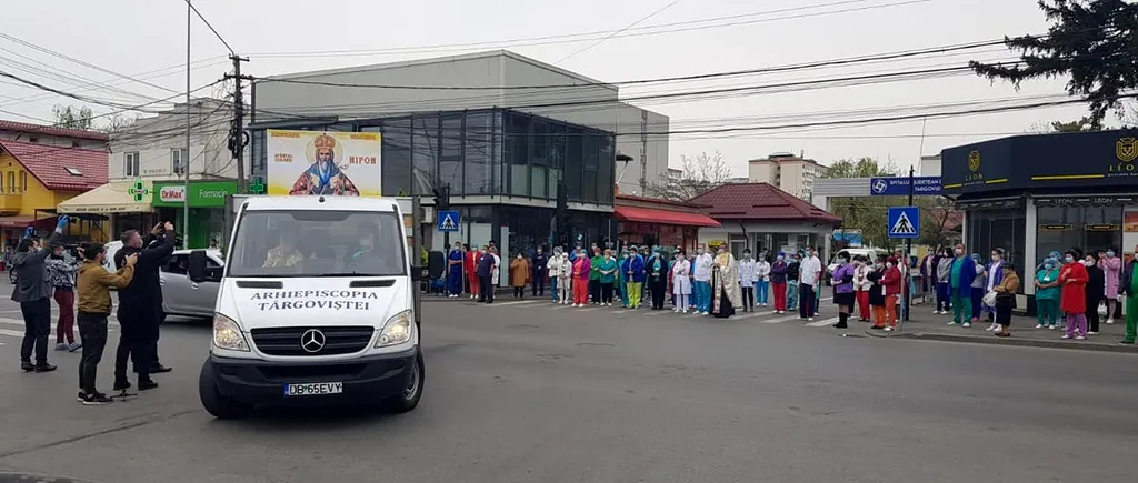 IMAGINI. Cadrele medicale de la Târgoviște au ieșit în halate în fața spitalului pentru a întâmpina moaștele Sfântului Nifon