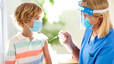 Studiu: Vârsta părinților, element-cheie în vaccinarea copiilor împotriva COVID-19