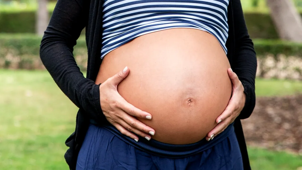 Situație șocantă în România. Satul în care 50 de minore ar fi gravide. Cele mai tinere ar avea chiar și 12 ani