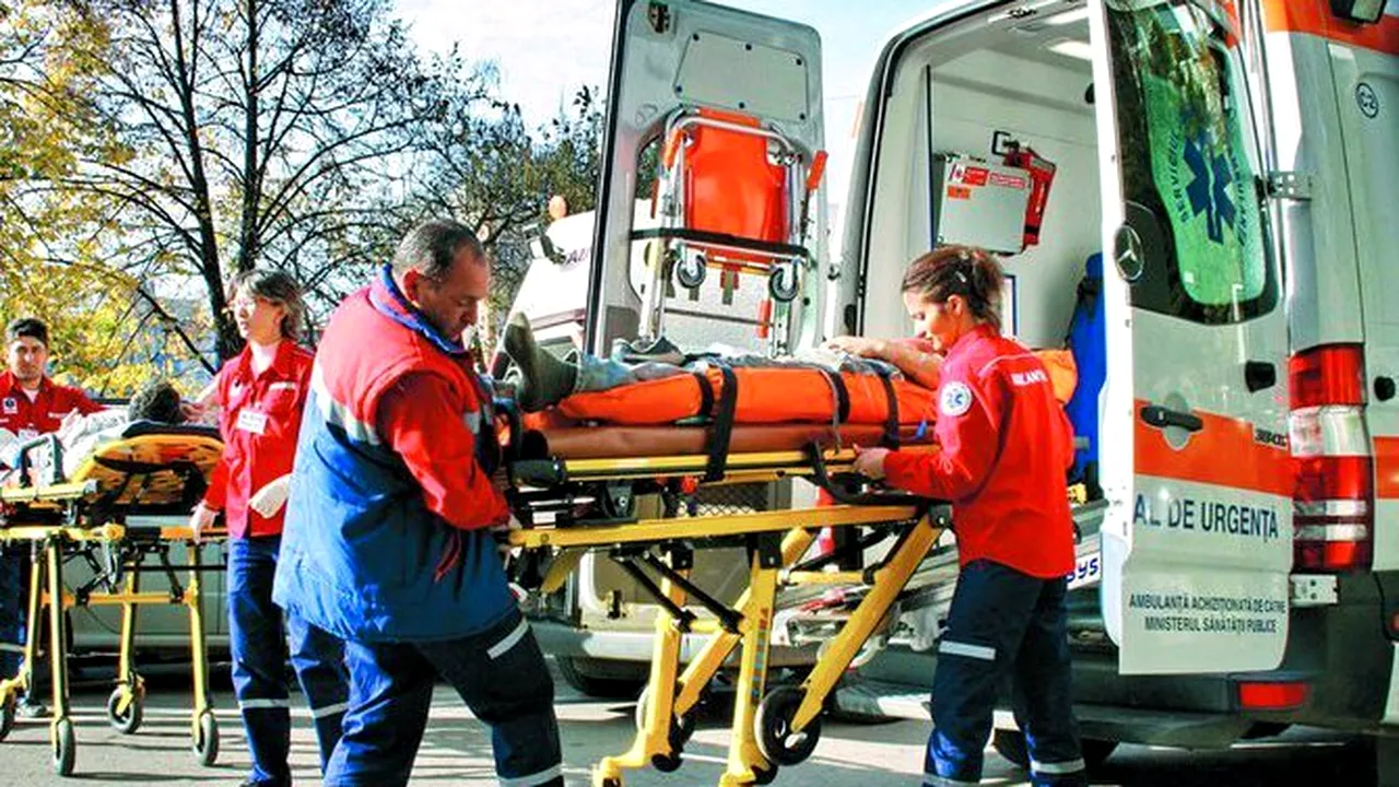 ACCIDENT cu trei răniți în județul Buzău. Un tir s-a răsturnat și a acroșat două autoturisme