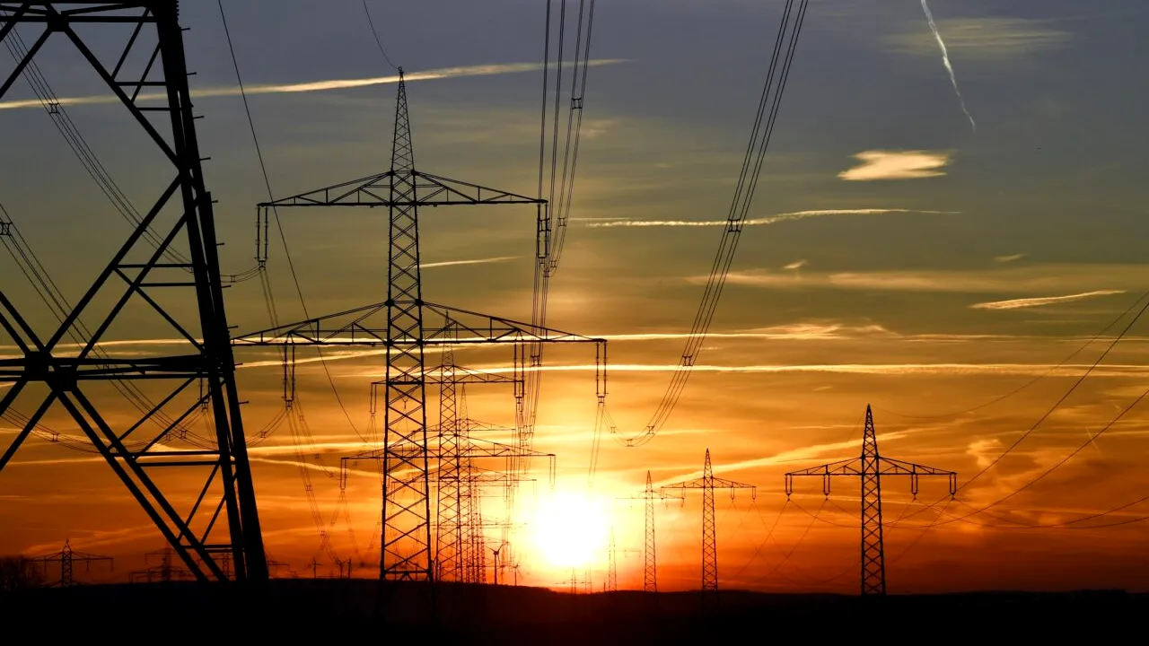 Slovacia oprește livrările de electricitate de urgență către Ucraina. Decizia, pe fondul disputei privind petrolul rusesc