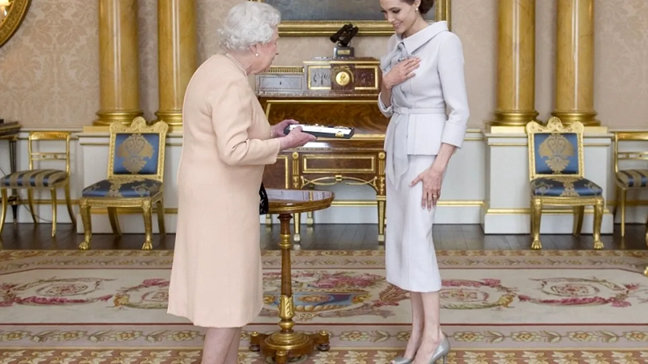 Fotografie de colecție: Angelina Jolie, decorată de Regina Elisabeta a II-a a Marii Britanii