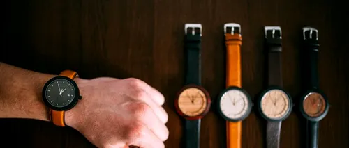 Doi tineri români au venit cu o idee unică: creează și vând ceasuri de mână din lemn