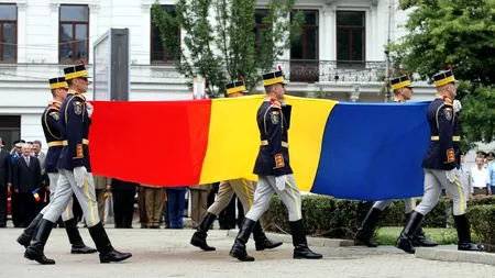 De ziua drapelului, România este în doliu național. Pentru a șaptea oară, în ultimii 23 de ani, românii au păstrat tăcerea pentru trei minute. FOTO