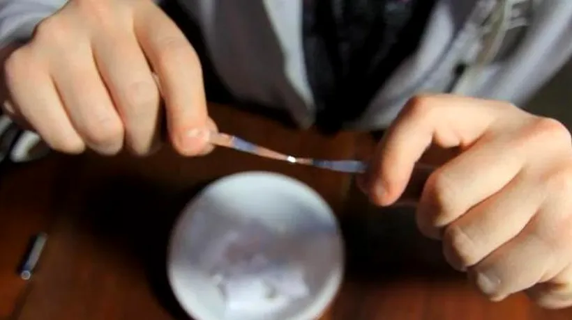 VIDEO. Experiment inedit: ce poți face cu o baterie și ambalajul de la guma de mestecat