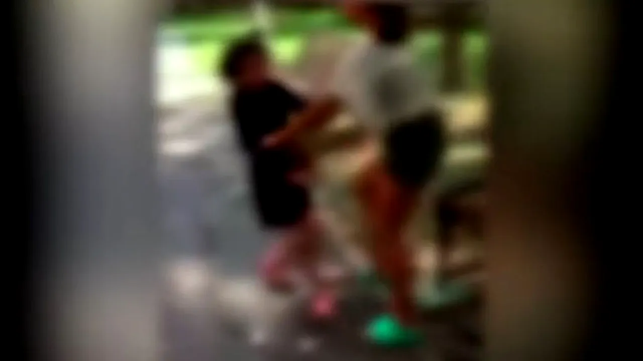 Fenomenul bullying continuă în România: Fetiță bătută în scara blocului de două minore mai mari (VIDEO)