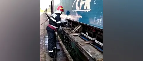 O locomotivă a luat foc la Târgoviște. Pompierii au intervenit de urgență | VIDEO