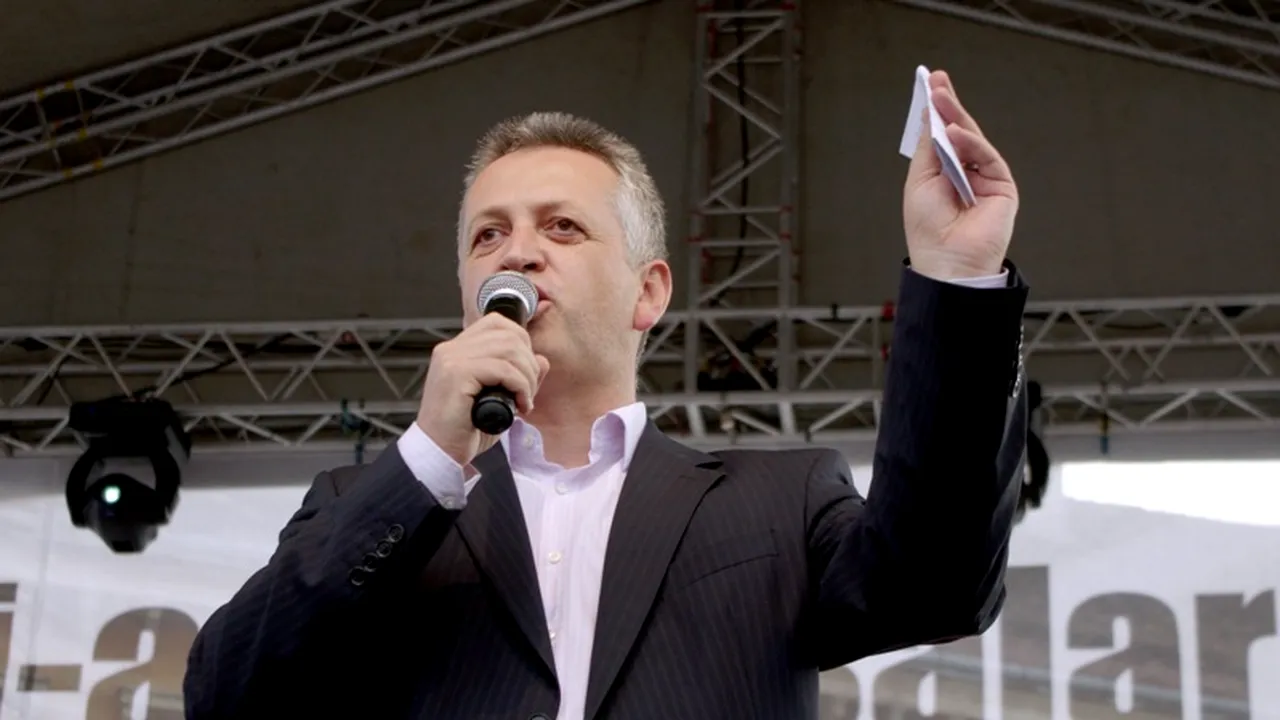 Fenechiu: Epava politică Băsescu va comanda după 29 epava ruginită de la Costinești, numită 