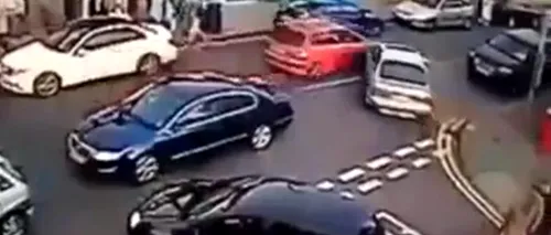 VIDEO. O femeie prinsă între două mașini a scăpat cu viață