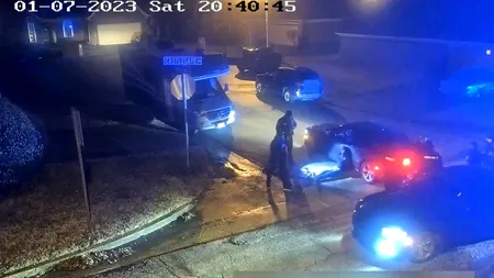 VIDEO | Imagini cumplite! Tyre Nichols, în timp ce era bătut de polițiști. Tânărul de culoare își striga mama în timp ce era lovit cu sălbăticie