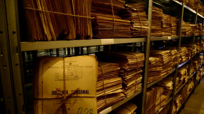 CNSAS, dezvăluiri ireale despre copiii RACOLAȚI de Securitate. Peste 6000 de persoane au colaborat în calitate de elevi: „Nu avea scrupule”
