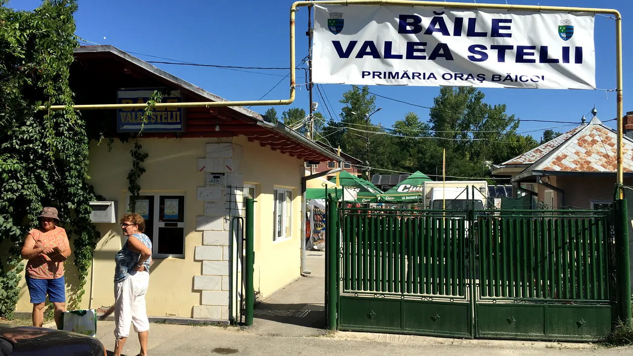 COADĂ la NĂMOL. Sute de turiști vin în VALEA STELII pentru a-și trata reumatismul. Pacienții spun că 10 zile de tratament fac MINUNI
