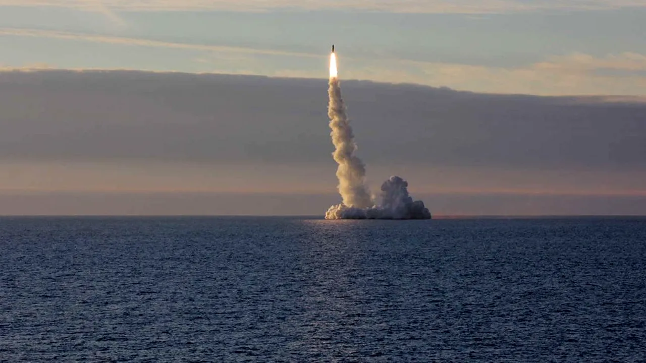 Tensiuni în Marea Albă: Un submarin nuclear rus a lansat patru rachete intercontinentale
