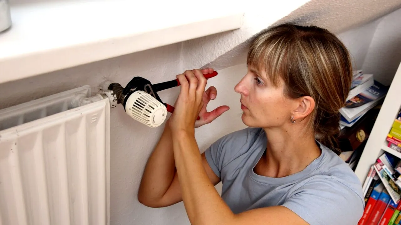 Noi REGULI pentru românii care locuiesc la bloc. Cine trebuie să suporte costurile de reparații și daune în caz că se sparge o țeavă sau crapă pereții