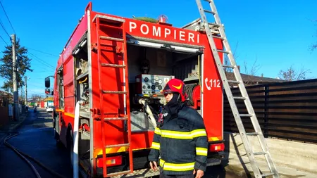 Femeie din Craiova, găsită moartă în casă după ce o prietenă a sunat la 112. Pompierii au intrat pe geamul de la bucătarie, cu ajutorul unei scări (VIDEO)