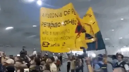 Violențe la summit-ul climatic din Brazilia. Comunitățile indigene s-au ciocnit cu agenții de pază care nu le-au permis intrarea. „Pădurile noastre nu sunt de vânzare“, au scandat protestatarii