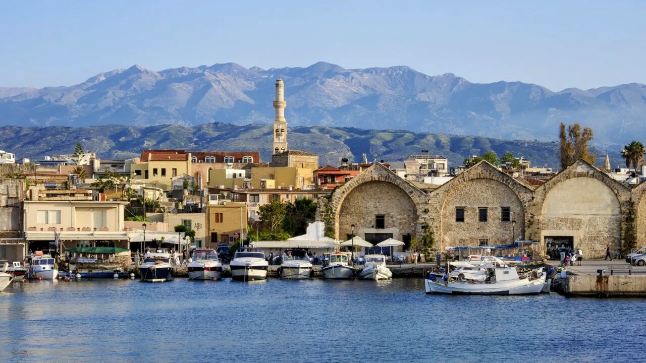 O INSULĂ din Grecia oferă cazări de lux la prețuri reduse într-un peisaj idilic. Insula a fost decorul pentru filmul „Zorba Grecul” din 1964