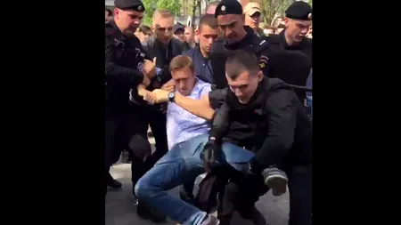Aleksei Navalnîi, liderul opoziției din Rusia, ridicat din nou de poliție, în cursul unui protest anti-Putin. VIDEO cu momentul în care este târât spre dubă