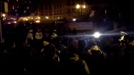 Protestatarii au încercat să atace mașinile parlamentarilor. Jandarmii au folosit gaze lacrimogene. Incident rutier între un deputat PSD și doi protestatari. VIDEO