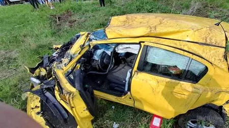 Mașină lovită din plin de TREN, la Roșiești. O femeie și un copil de șapte ani au fost transportați la spital