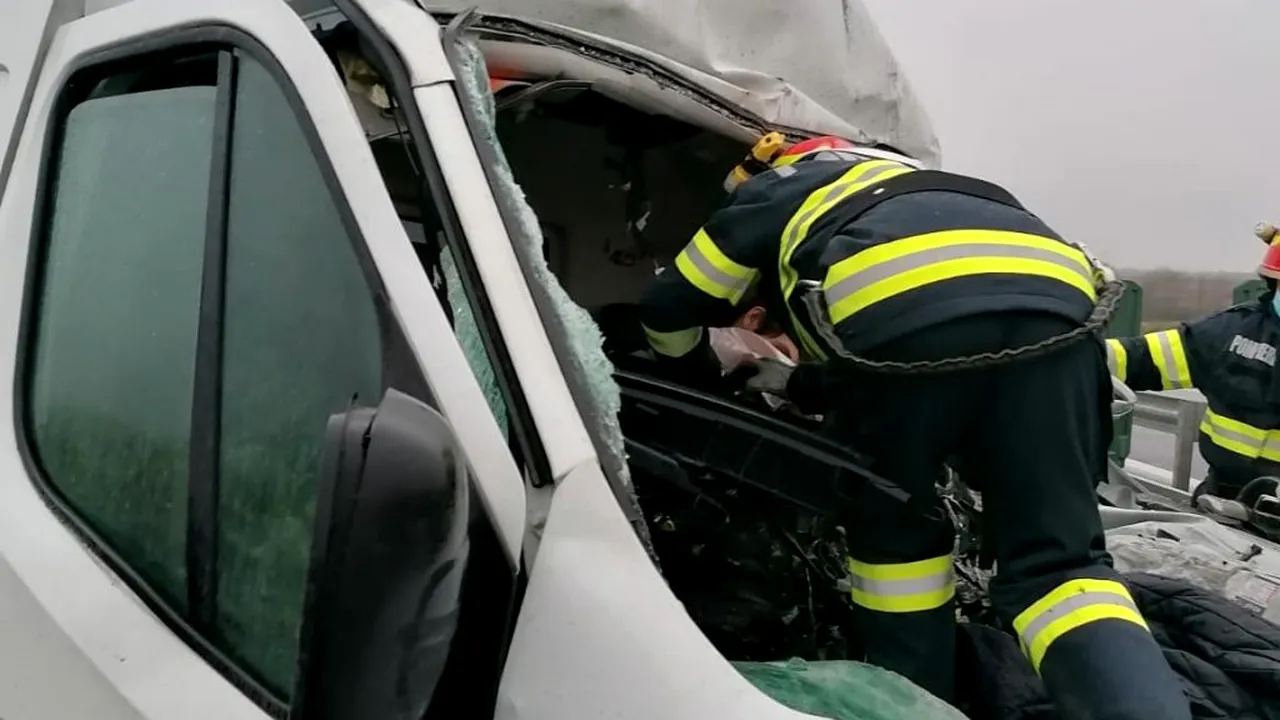Accident grav, vineri dimineață, pe A1, între o dubă și un TIR / IMAGINI șocante de la fața locului