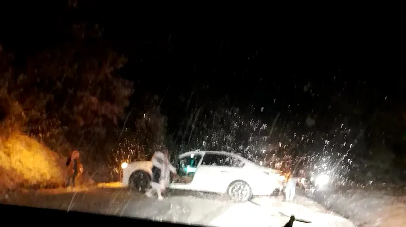 Lipsă totală de spirit civic: Un șofer a blocat un drum public ca să-și protejeze mașina de lux