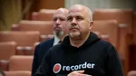 Deputatul Emanuel Ungureanu a venit la prima ședință a Parlamentului îmbrăcat într-un hanorac inscripționat cu logo-ul Recorder