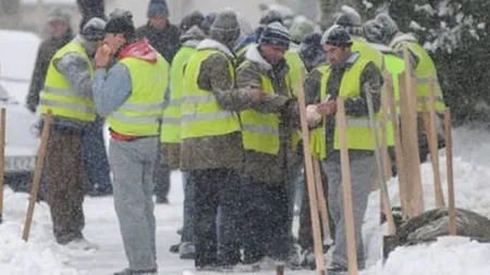 100 de deținuți, scoși la deszăpezire în București. „E bună zăpada, șefule, să scăpăm de necazul nostru