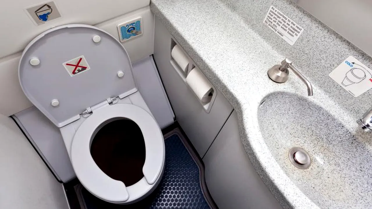 Un pilot de la United Airlines a aruncat un obiect periculos în toaletă în timpul unui zbor către Germania. Compania a deschis acum o anchetă