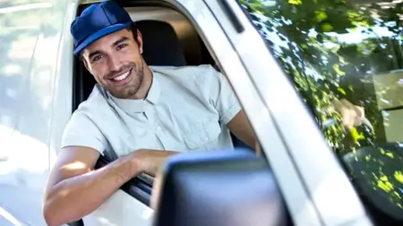 Câți BANI câștigă lunar un șofer român care lucrează ca și curier în Marea Britanie. În țară nu ar face atât nici în 3 luni!