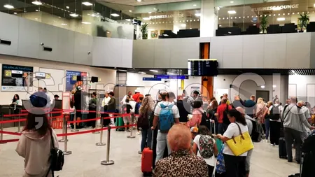Haos pe Aeroportul din Cluj. WizzAir a vândut mai multe bilete decât locuri, zeci de pasageri rămași la sol VIDEO