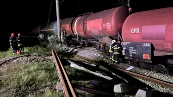 Accident feroviar pe linia Roșiori – Măldăeni: locomotiva unui tren care transporta benzină a deraiat – FOTO&VIDEO