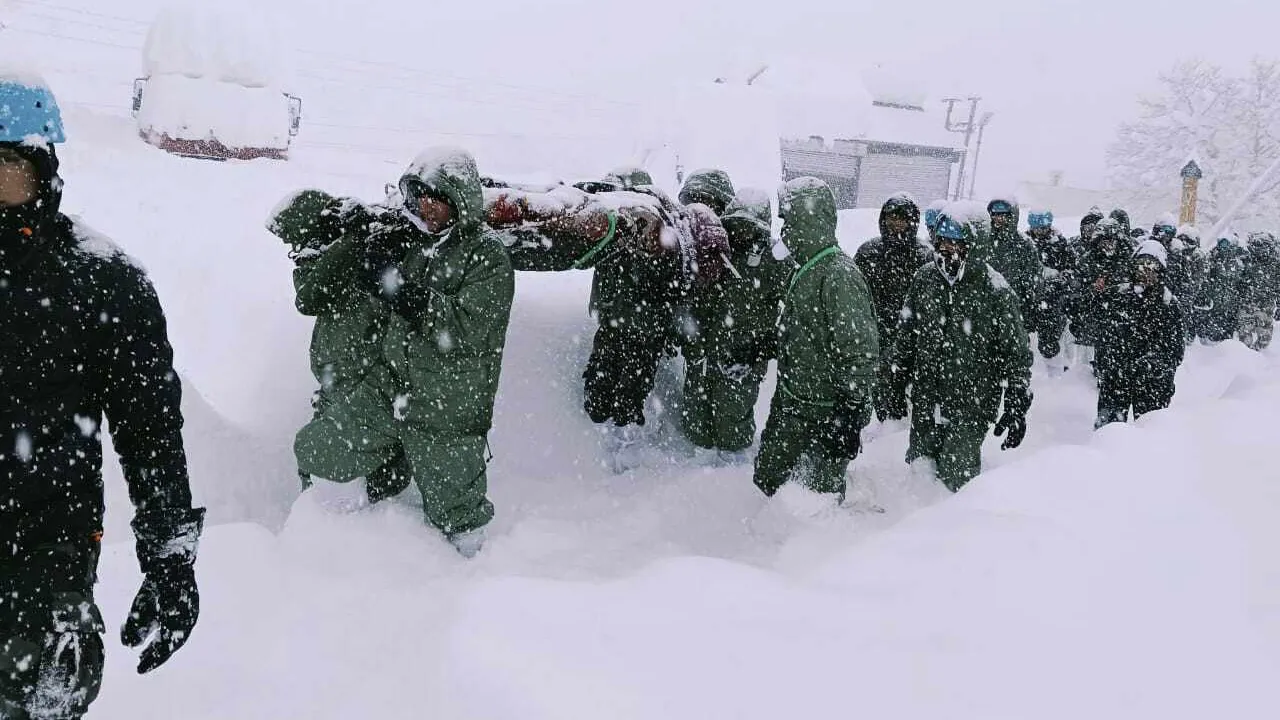 Zeci de persoane au fost ÎNGROPATE de o avalanșă masivă. Alte 16 persoane au fost deja salvate
