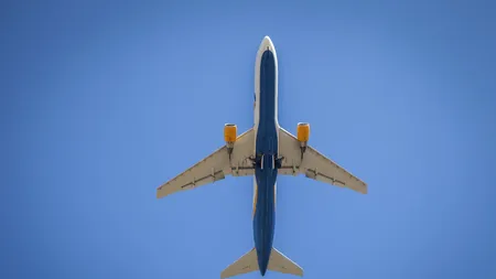 Un avion a zburat timp de 10 minute FĂRĂ pilot. Comandantul era la baie, iar copilotul leșinase