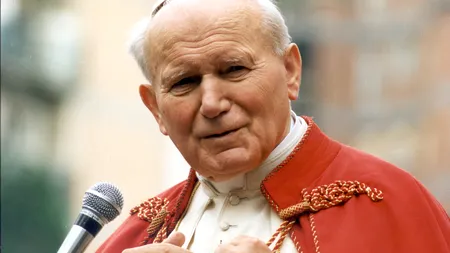 Moaștele celui mai iubit Papă din lume, în România. Credincioșii se închină la racla Papei Ioan Paul al II-lea. FOTO
