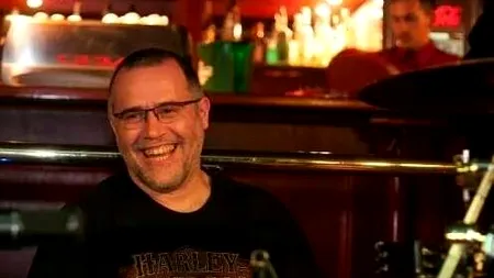 Fața necunoscută a publicitarului Naumovici: este toboșar și trupa lui cântă coveruri în acest weekend în București