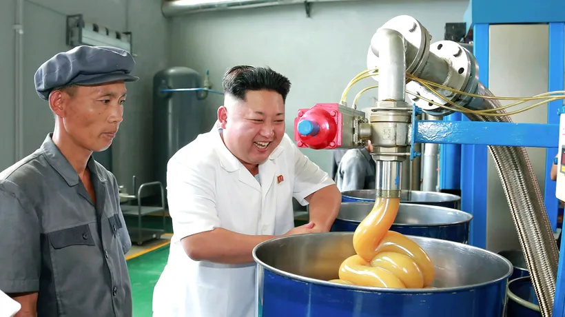 Dictatorul Kim Jong Un în vizită la o fabrică de lubrifianți. Două lumi surpinse într-o singură imagine