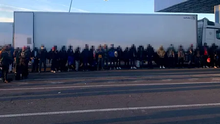 VIDEO | Un șofer român a băgat aproape 40 de imigranți într-un TIR și a vrut să-i ducă în Ungaria