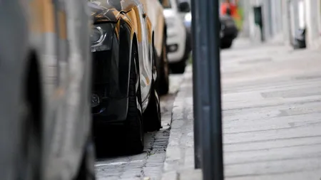 Șoferii care parchează pe trotuar vor primi amenzi usturătoare. Senatul a adoptat tacit propunerea legislativă