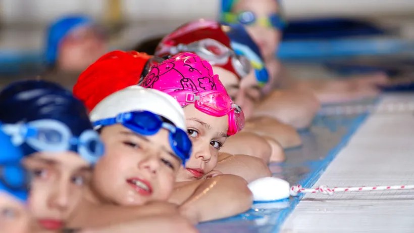 Șase ani este vârsta ideală pentru a învăța înotul